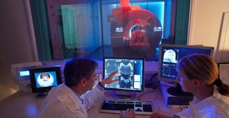 Physicians_analyzing_a_tomography